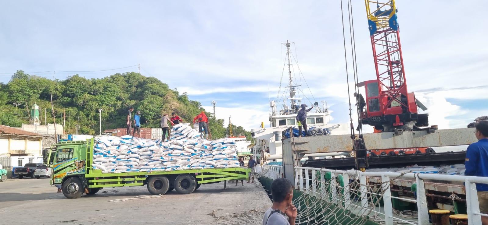 Kegiatan bongkar muat barang dari kapal ke truk di pelabuhan Gorontalo