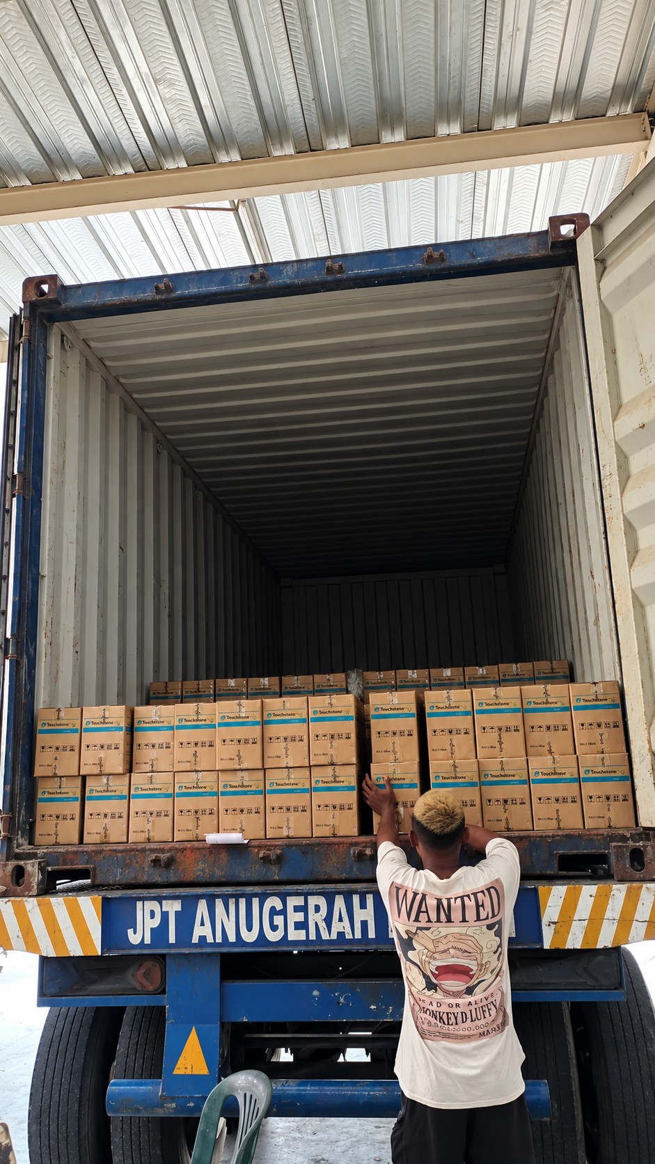 Muatan customer di dalam container JPT Anugerah Bahari untuk pekerjaan dooring di Gorontalo