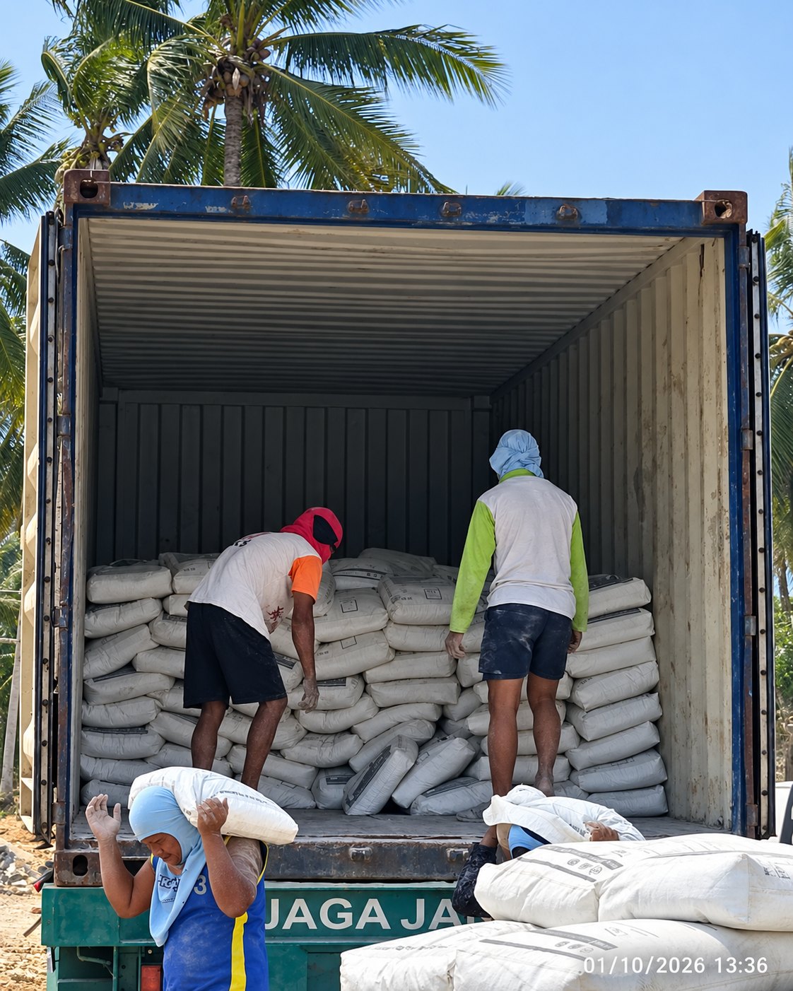 Proses bongkar muatan customer dari container dalam pekerjaan lapangan di Gorontalo
