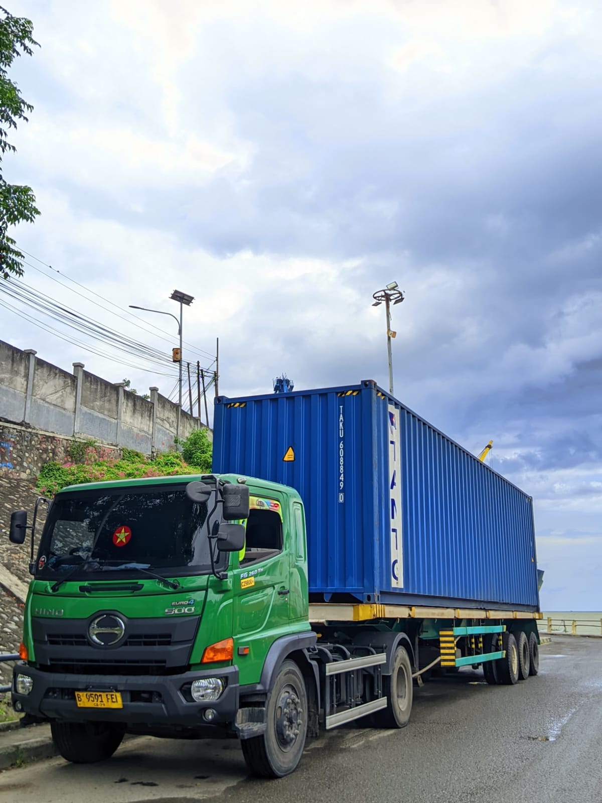 Truk container JPT Anugerah Bahari dalam operasional trucking di Gorontalo